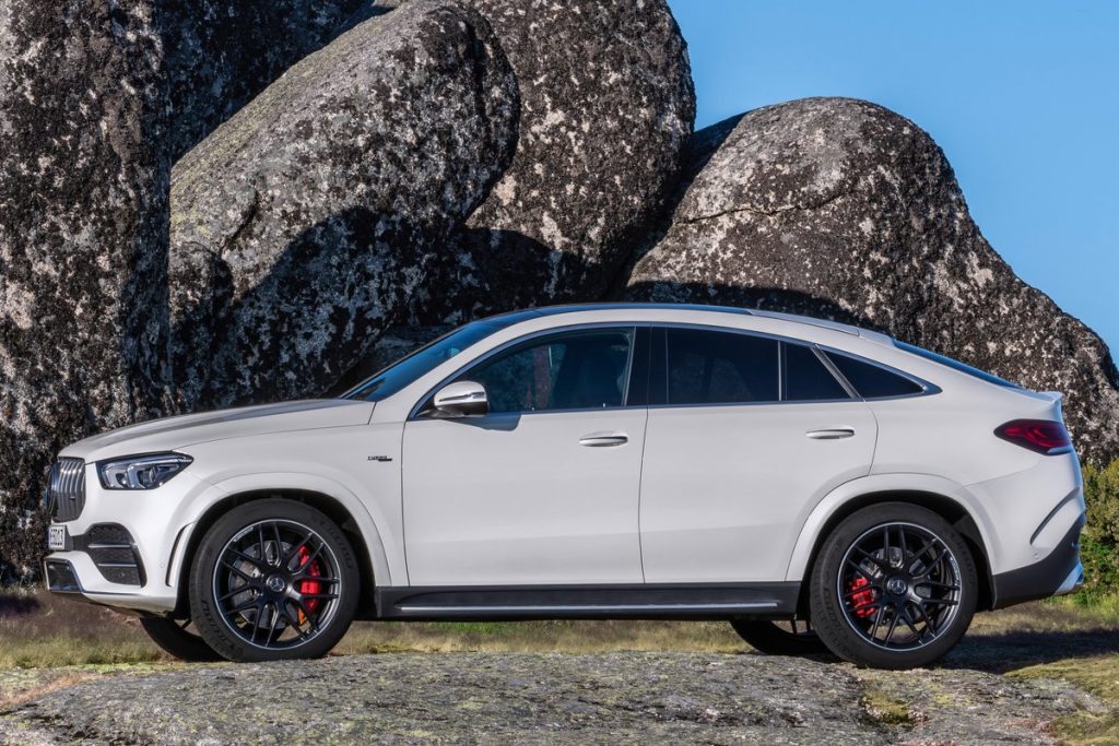 Mercedes-AMG GLE 53 4MATIC+ Coupé (Kraftstoffverbrauch kombiniert 9,3 l/100 km, CO2-Emissionen kombiniert 212 g/km), designo diamantweiß bright, AMG Exclusive Leder Nappa red pepper / Schwarz, Outdoor // Mercedes-AMG GLE 53 4MATIC+ Coupé, (combined fuel consumption 9,3 l/100 km, combined CO2 emissions 212 g/km), designo diamond white bright, AMG Exclusive Leather Nappa red pepper / black, Outdoor