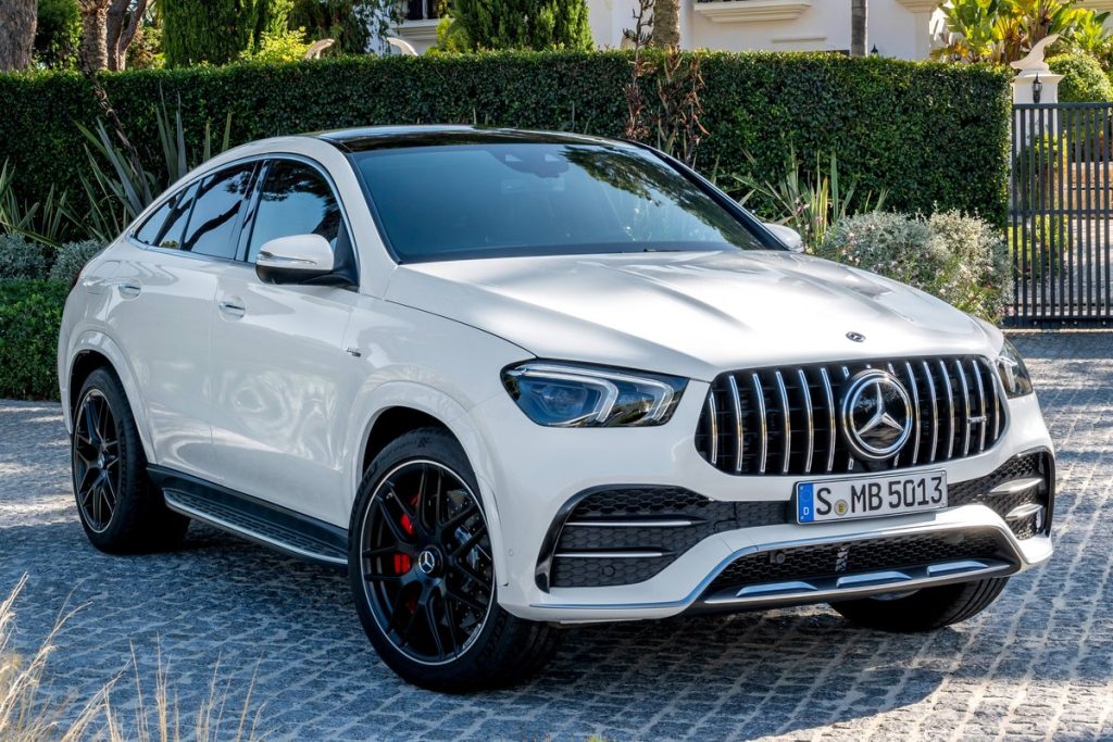 Mercedes-AMG GLE 53 4MATIC+ Coupé (Kraftstoffverbrauch kombiniert 9,3 l/100 km, CO2-Emissionen kombiniert 212 g/km), designo diamantweiß bright, AMG Exclusive Leder Nappa red pepper / Schwarz, Outdoor // Mercedes-AMG GLE 53 4MATIC+ Coupé, (combined fuel consumption 9,3 l/100 km, combined CO2 emissions 212 g/km), designo diamond white bright, AMG Exclusive Leather Nappa red pepper / black, Outdoor