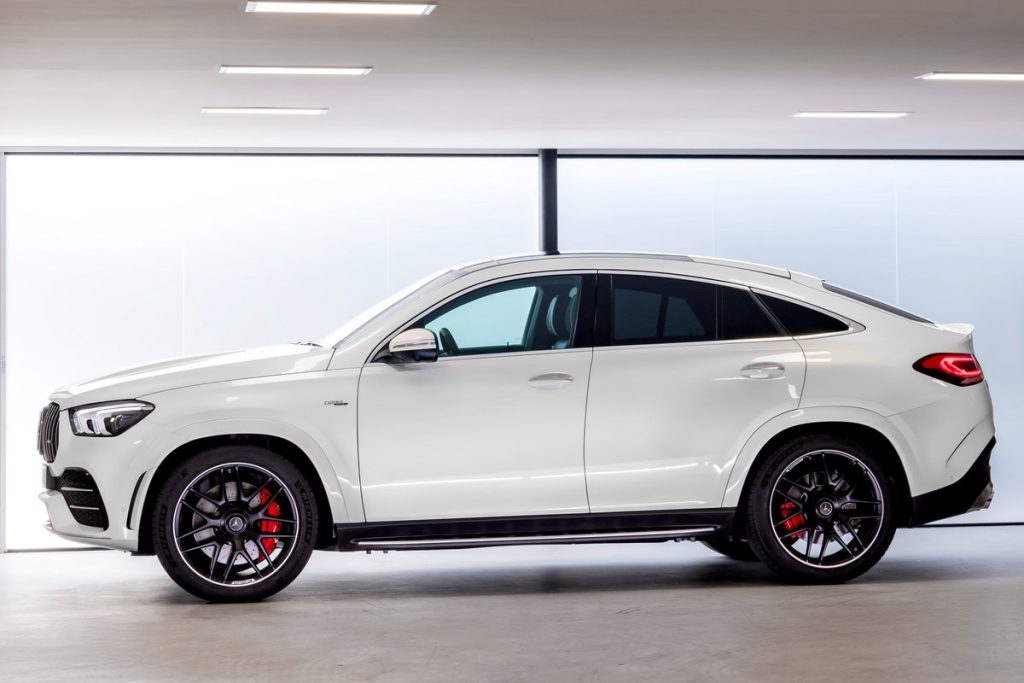 Mercedes-AMG GLE 53 4MATIC+ Coupé (Kraftstoffverbrauch kombiniert 9,3 l/100 km, CO2-Emissionen kombiniert 212 g/km), designo diamantweiß bright, AMG Exclusive Leder Nappa red pepper / Schwarz, Outdoor // Mercedes-AMG GLE 53 4MATIC+ Coupé, (combined fuel consumption 9,3 l/100 km, combined CO2 emissions 212 g/km), designo diamond white bright, AMG Exclusive Leather Nappa red pepper / black, Outdoor