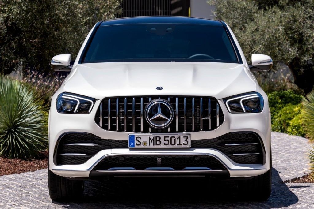 Mercedes-AMG GLE 53 4MATIC+ Coupé (Kraftstoffverbrauch kombiniert 9,3 l/100 km, CO2-Emissionen kombiniert 212 g/km), designo diamantweiß bright, AMG Exclusive Leder Nappa red pepper / Schwarz, Outdoor // Mercedes-AMG GLE 53 4MATIC+ Coupé, (combined fuel consumption 9,3 l/100 km, combined CO2 emissions 212 g/km), designo diamond white bright, AMG Exclusive Leather Nappa red pepper / black, Outdoor