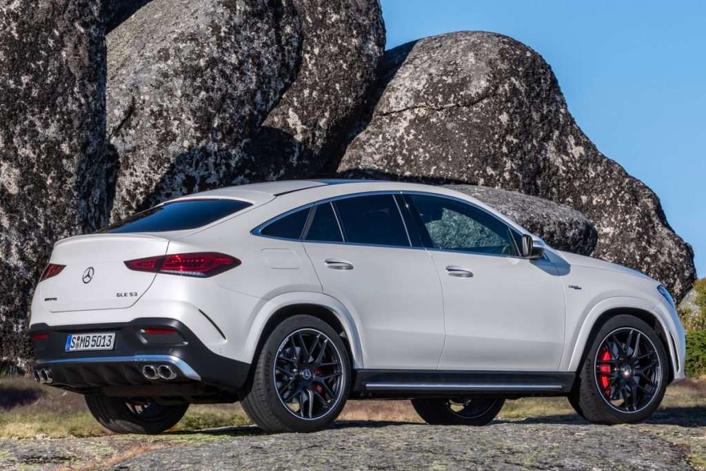 Mercedes-AMG GLE 53 4MATIC+ Coupé (Kraftstoffverbrauch kombiniert 9,3 l/100 km, CO2-Emissionen kombiniert 212 g/km), designo diamantweiß bright, AMG Exclusive Leder Nappa red pepper / Schwarz, Outdoor // Mercedes-AMG GLE 53 4MATIC+ Coupé, (combined fuel consumption 9,3 l/100 km, combined CO2 emissions 212 g/km), designo diamond white bright, AMG Exclusive Leather Nappa red pepper / black, Outdoor